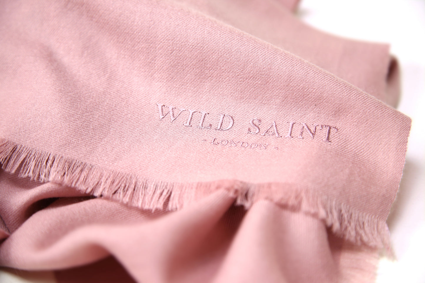 Light pink lightweight 100% cashmere scarf for women and men. Includes complimentary personlisation. Luxury cashmere scarves made in Italy