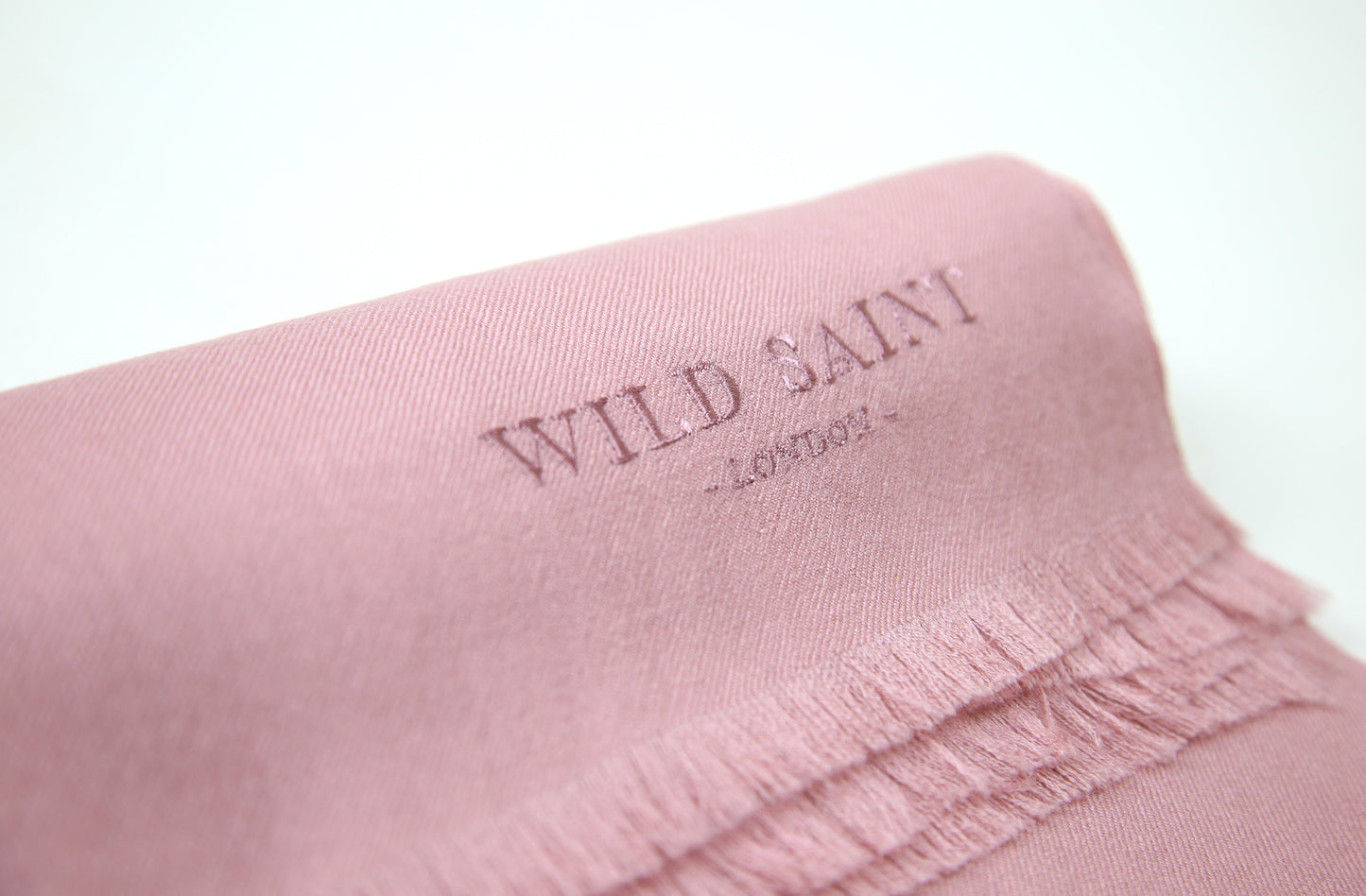Light pink lightweight 100% cashmere scarf for women and men. Includes complimentary personlisation. Luxury cashmere scarves made in Italy